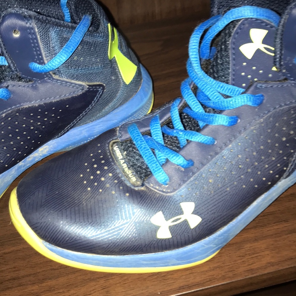 SALE👟 Under armour boys shoes size 4Y